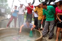 Du khách tham quan, luộc gà, trứng trong nước nóng tự nhiên suối Hội Vân.