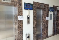 Việc khắc phục, sửa chữa các thang máy bị hỏng vẫn chưa được thực hiện