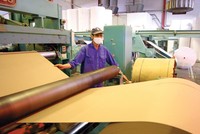 Công nghiệp giấy chủ yếu xả thải xút, nên có thể ảnh hưởng tiêu cực tới môi trường nuôi trồng thủy sản. Ảnh: Đức Thanh