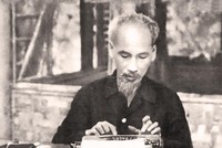 Chiếc máy chữ luôn gắn liền với công việc làm báo của Nhà báo Hồ Chí Minh.
