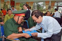 Đoàn đại biểu MB tặng quà các thương bệnh binh tại Trung tâm Điều dưỡng Thương binh, người có công Long Đất
