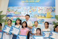 Đại diện Tập đoàn Bảo Việt trao giải thưởng cho các em thiếu nhi có tác phẩm xuất sắc nhất Cuộc thi vẽ tranh với chủ đề “Em yêu biển lắm”