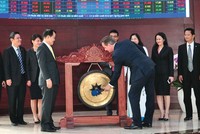 Trong lần đến thăm Việt Nam, nguyên Thủ tướng Anh David Cameron đã đến thăm TTCK, gõ cồng tại HOSE 