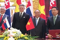 Lễ ký thỏa thuận chiến lược giữa FPT với đối tác Slovakia trước sự chứng kiến của Thủ tướng Nguyễn Xuân Phúc và Thủ tướng Slovakia Robert Fico