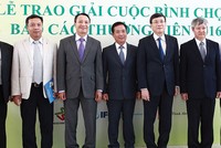 Ban Tổ chức Cuộc bình chọn Báo cáo thường niên 2016 và các quan khách tại lễ trao giải