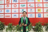 Ông Từ Thanh Phụng, Tổng giám đốc CTCP Nông nghiệp Hùng Hậu nhận giải thưởng Sao vàng Đất Việt 2015