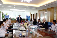 Chủ tịch HQC Trương Anh Tuấn (đứng) phát biểu trong một cuộc gặp gỡ nhà đầu tư