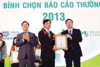 Thứ trưởng Bộ Kế hoạch và Đầu tư Đặng Huy Đông và Chủ tịch UBCK Vũ Bằng trao giải Báo cáo thường niên tốt nhất năm 2013