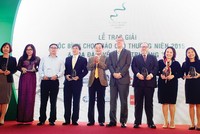 Chủ tịch HOSE Trần Đắc Sinh trao kỷ niệm chương cho đại diện HNX, IFC, ACCA, UBCK đã tham gia thực hiện Cuộc bình chọn 2015