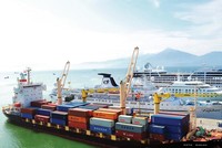 Cảng Quy Nhơn, điểm cuối “con đường tơ lụa” đưa hàng hóa đi khắp khu vực và quốc tế. Ảnh: Hà Minh