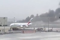 Khoảnh khắc máy bay phát nổ trên đường băng Dubai