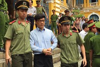 Dẫn giải bị cáo Phan Thành Mai rời tòa