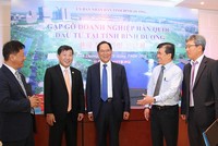 Ông Trần Thanh Liêm, Chủ tịch UBND tỉnh Bình Dương (thứ 2 từ trái qua), trao đổi cùng ông Park Noh Wan, Tổng lãnh sự Hàn Quốc tại TP. Hồ Chí Minh ((thứ 3 từ trái qua) và các doanh nghiệp Hàn Quốc đầu tư tại Bình Dương