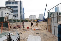 Công nhân đang mở thêm cổng ra vào công trình vào chiều ngày 11/8