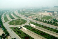 Thành phố Hà Nội đã yêu cầu dừng việc cắt cỏ trên đại lộ Thăng Long do chi phí quá lớn. Ảnh: Bá Đô