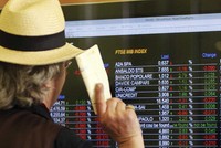 Mặc dù thị trường chứng khoán bùng nổ, nhưng giới đầu tư vẫn “ôm tiền” cố thủ