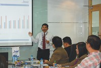 Ông Lê Công Thiện, Phó  tổng giám đốc HSC làm việc với các nhà đầu tư Thái lan