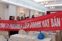 Tại ĐHCĐ thường niên 2016, cổ đông Prosimex đã căng biểu ngữ biểu tình vì cho rằng Ban lãnh đạo Công ty tự ý bán rẻ khu đất tại phố Vũ Tông Phan, Khương Đình, Hà Nội, gây thiệt hại cho cổ đông. 