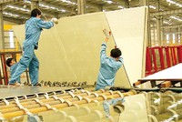 Sản phẩm kính xây dựng của một số doanh nghiệp trong nước có sức cạnh tranh tốt hơn hàng nhập khẩu. Ảnh: Dũng Minh