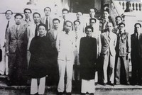 Chính phủ dân chủ cách mạng đầu tiên của nước Việt Nam Dân chủ Cộng hòa do Hồ Chí Minh làm Chủ tịch thành lập và ra mắt quốc dân 