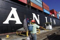 Nhiều container hàng hóa của các doanh nghiệp Việt đang bị “mắc kẹt” trên các con tàu của Hanjin Shipping 