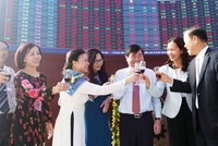 Lãnh đạo Ủy ban Chứng khoán Nhà nước cùng lãnh đạo Sở Giao dịch chứng khoán TP. HCM chia vui với một số doanh nghiệp thành danh trên TTCK Việt Nam