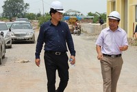 Tổng giám đốc Trần Túc Mã (thứ hai từ phải qua) giới thiệu Dự án nhà máy sản xuất dược Việt Nam  (dự kiến đi vào hoạt động năm 2017) với ông Nguyễn Đức Chi, Chủ tịch HĐTV SCIC