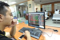 Những cổ phiếu lao dốc bất thường