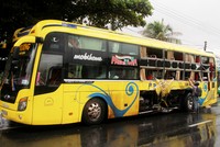 Ôtô giường nằm hư hỏng phần hông, hàng chục khách hoảng loạn. Ảnh: Xuân Ngọc