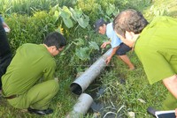 Lực lượng Cảnh sát phòng chống tội phạm về môi trường bắt quả tang một trường hợp xả thải trực tiếp ra môi trường (ảnh: CAND)