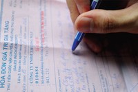 Sự việc được các cổ đông của Comael phát giác khi Cục Thuế Hà Nội có thông báo yêu cầu Công ty loại bỏ một số lượng lớn hóa đơn giá trị gia tăng