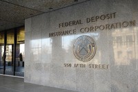 FDIC là công ty hoạt động như một cơ quan độc lập giám sát và bảo hiểm tiền gửi cho các tổ chức tín dụng tại Mỹ