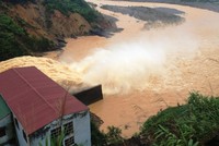 "Chưa bao giờ thân phận con người lại mong manh đến thế!"