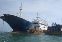 Con tàu được ngư dân lai dắt vào bờ. Ảnh: Thái Hà