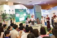 Sự xuất hiện của gian hàng trưng bày 12 dự án bất động sản đã mang lại một sắc màu mới cho Vietbuild Hà Nội 2016 lần 3 và thu hút rất đông khách đến tham quan, tìm hiểu thông tin sản phẩm