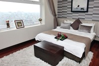 Nên lựa chọn căn hộ không có ánh sáng phản chiếu từ các tòa nhà đối diện do sử dụng kính phản quang. ảnh: Đức Thanh