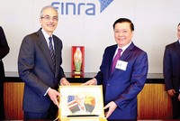Ngày 26/6/2001, UBCK Việt Nam được công nhận là thành viên của Tổ chức Quốc tế các ủy ban chứng khoán (IOSCO), mở ra cơ hội học hỏi kinh nghiệm và hội nhập quốc tế
Trong ảnh: Bộ trưởng Bộ Tài chính Đinh Tiến Dũng tặng quà cho Finra, Tổ chức giữ gìn sự liêm chính trên TTCK Mỹ