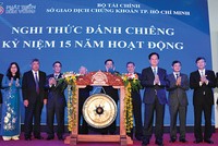 Tính bình quân, các công ty niêm yết trên HOSE đã tăng gấp đôi vốn điều lệ sau khi niêm yết, một số công ty có mức tăng vốn điều lệ trên 15 lần
Trong ảnh: lãnh đạo Chính phủ đến thăm và chúc mừng HOSE nhân dấu mốc 15 năm hoạt động