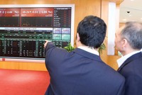 Hiện còn tới gần 400 doanh nghiệp nhà nước đã cổ phần hóa, nhưng chưa đưa cổ phiếu lên thị trường giao dịch tập trung