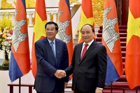 Thủ tướng Nguyễn Xuân Phúc và Thủ tướng Campuchia Hun Sen (Ảnh: Quang Hiếu/VGP)