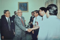 Nguyên Thủ tướng Chính phủ Võ Văn Kiệt bắt tay chúc mừng các nhân sự tham gia tạo dựng ngành chứng khoán trong ngày đầu tiên khai mở, 20/7/2000 