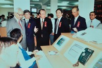 Chủ tịch Ủy ban Chứng khoán Nhà nước Nguyễn Đức Quang dẫn nguyên Thủ tướng Võ Văn Kiệt thăm sàn giao dịch trong ngày đầu tiên khai mở, 20 tháng 7 năm 2000