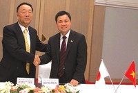 TTCK Việt Nam đã thu hút gần 2 vạn nhà đầu tư nước ngoài mở tài khoản
Trong ảnh: Chủ tịch SSI Nguyễn Duy Hưng và Chủ tịch Dream Incubator Koichi Hori ký thỏa thuận hợp tác năm 2007 