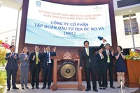 Chủ tịch HĐQT Novaland Bùi Thành Nhơn thực hiện nghi thức đánh cồng trong phiên giao dịch đầu tiên cổ phiếu NVL
