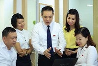 Nguyễn Đức Toản (giữa) - Giám đốc Văn phòng Tổng đại lý AIA NEXT Hà Nội cho rằng, nếu đã quyết định theo nghề bảo hiểm, đừng nghĩ đến thu nhập trong 3 năm đầu