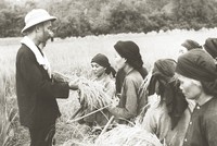 Bác Hồ là tấm gương mẫu mực về gần dân, tin vào sức mạnh nhân dân trong sự nghiệp xây dựng đất nước. Ảnh Tư Liệu