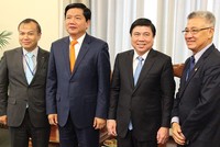 Ông Thanh Mỹ (ngoài cùng bên phải) trao đổi với lãnh đạo TP.HCM về đồng hồ nước thông minh tại Hội nghị Người Việt Nam ở nước ngoài năm 2016