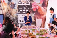 Bà Bùi Bích Liên giải đáp thắc mắc của khách hàng thân thiết tại trang trại Thủy Thiên Nhu (Hòa Bình)