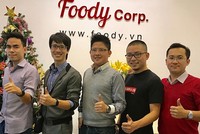 Ông Nguyễn Mạnh Dũng (đứng giữa) gặp gỡ đại diện một số dự án startup tại trụ sở chi nhánh Foody Hà Nội (Foody.vn - ứng dụng tìm kiếm, đánh giá địa điểm ăn uống, du lịch, giải trí Việt Nam)