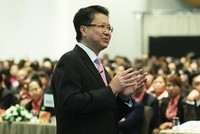 Ông Lâm Hải Tuấn trao đổi với đội ngũ kinh doanh trong chương trình “Khởi động hoạt động kinh doanh” hàng năm